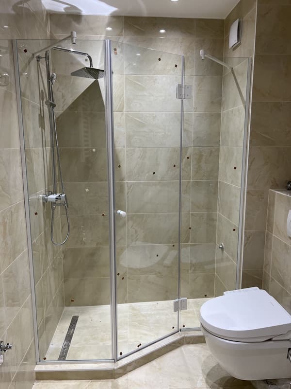 Tuš kabina na šarke 135 stepeni