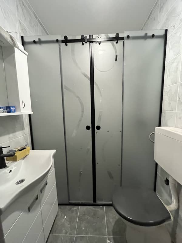 Tuš kabina sa duplim vratima po meri