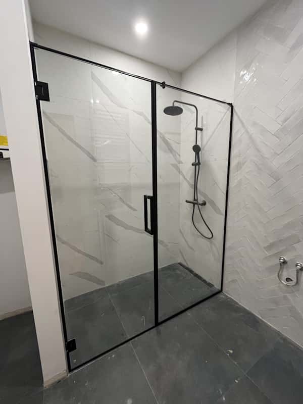 Tuš kabina sa zidnim šarkama